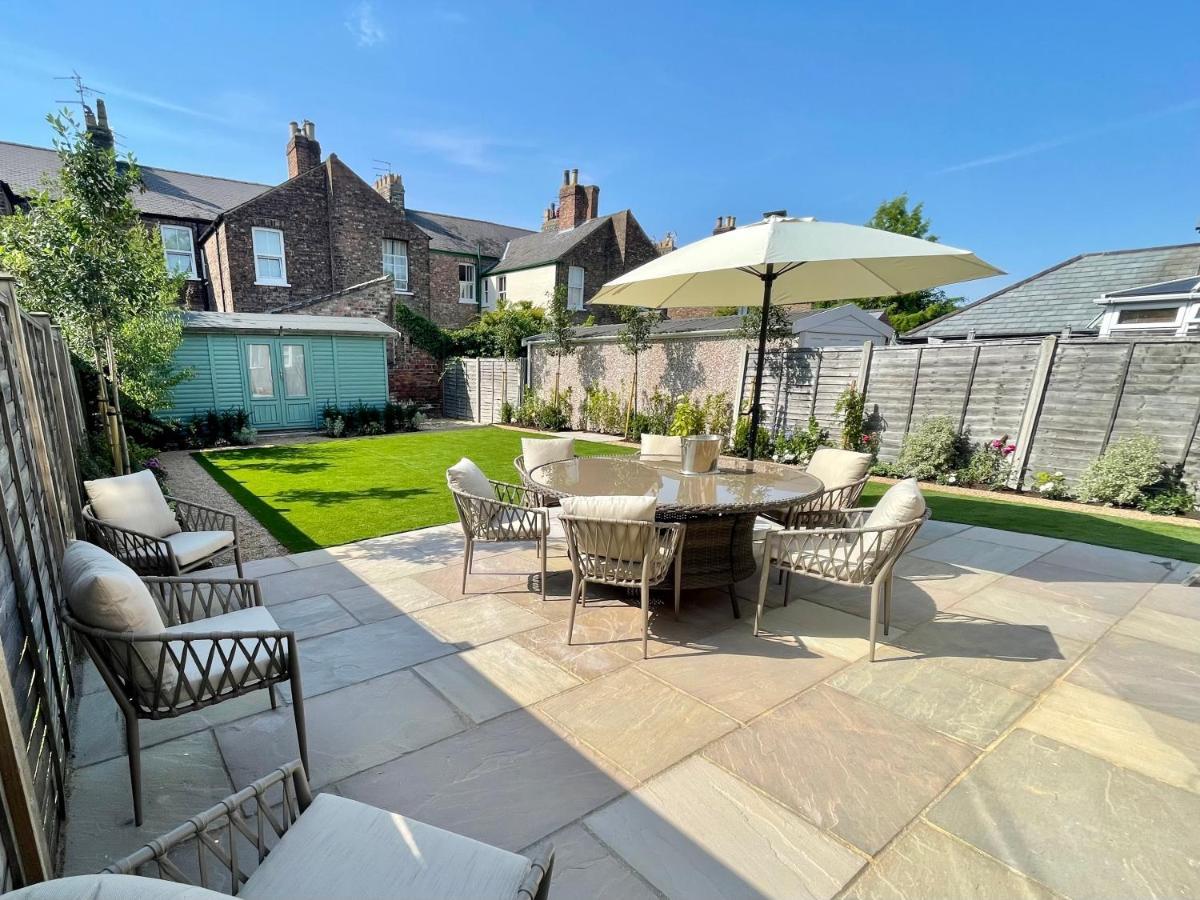 Central Townhouse With Free Off Road Parking And Garden York Exteriér fotografie