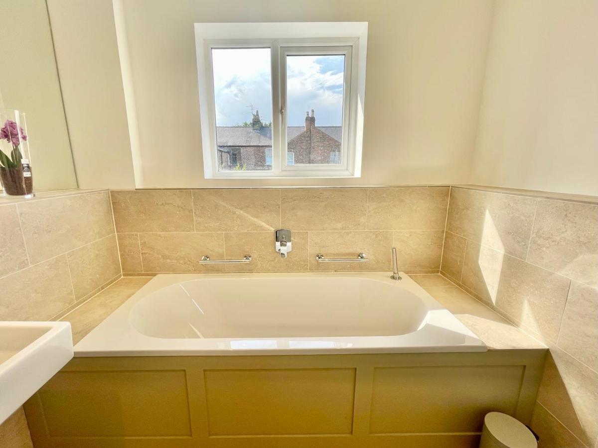Central Townhouse With Free Off Road Parking And Garden York Exteriér fotografie