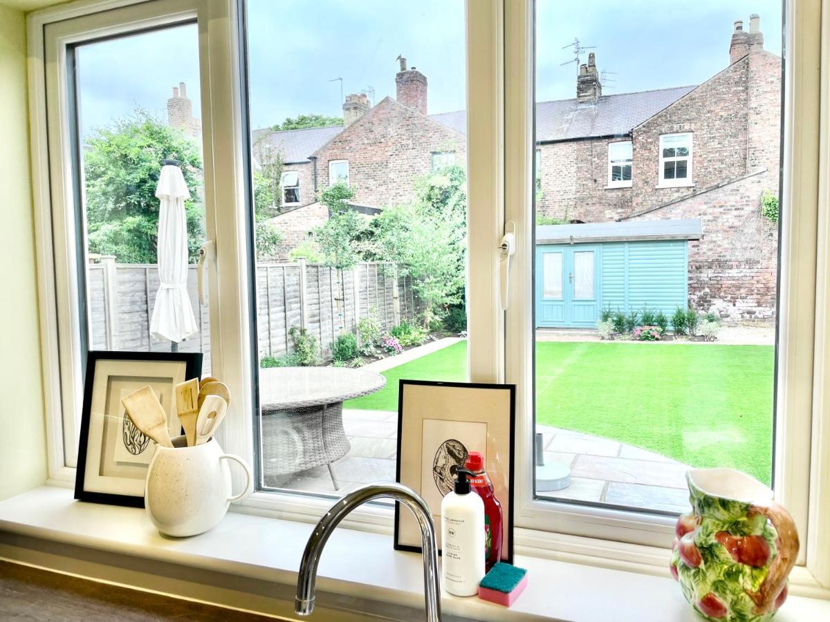 Central Townhouse With Free Off Road Parking And Garden York Exteriér fotografie