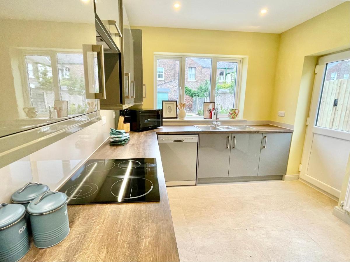 Central Townhouse With Free Off Road Parking And Garden York Exteriér fotografie